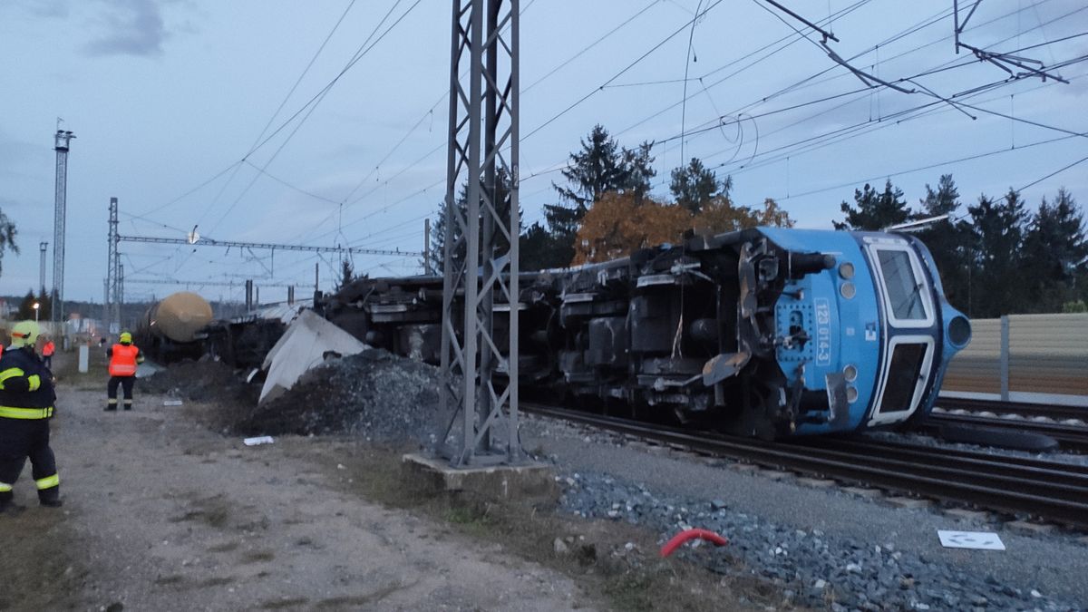 Na trati u Poříčan byl částečně obnoven provoz. Převrácený vlak odtáhli